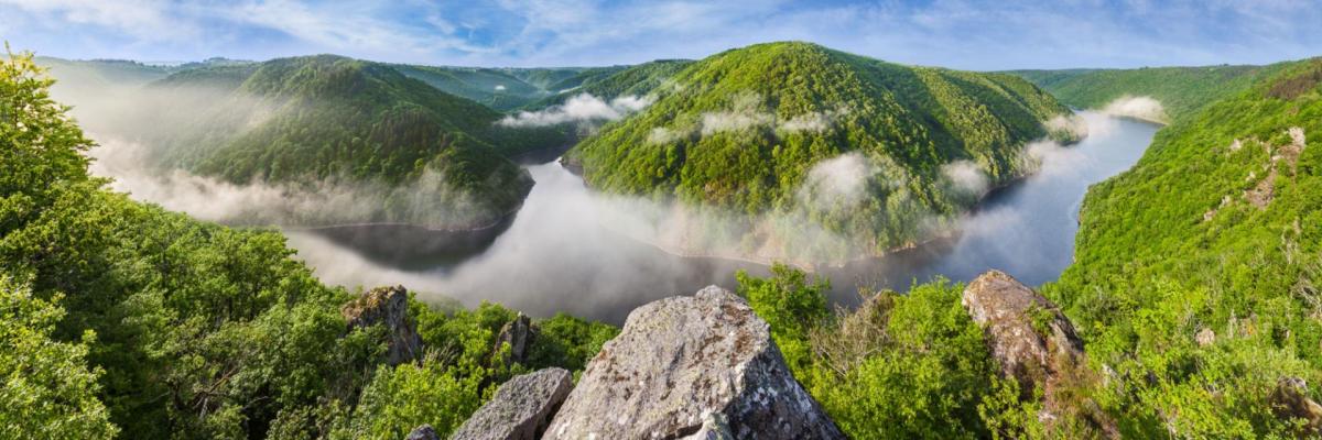 Confluent de la dordogne et de la sumene belvedere de gratte bruyere serandon